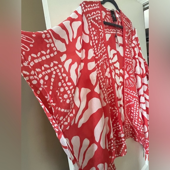 NEW! Vince Camuto Designer Coral and White Patterned Kimono OSFM - Picture 12 of 16